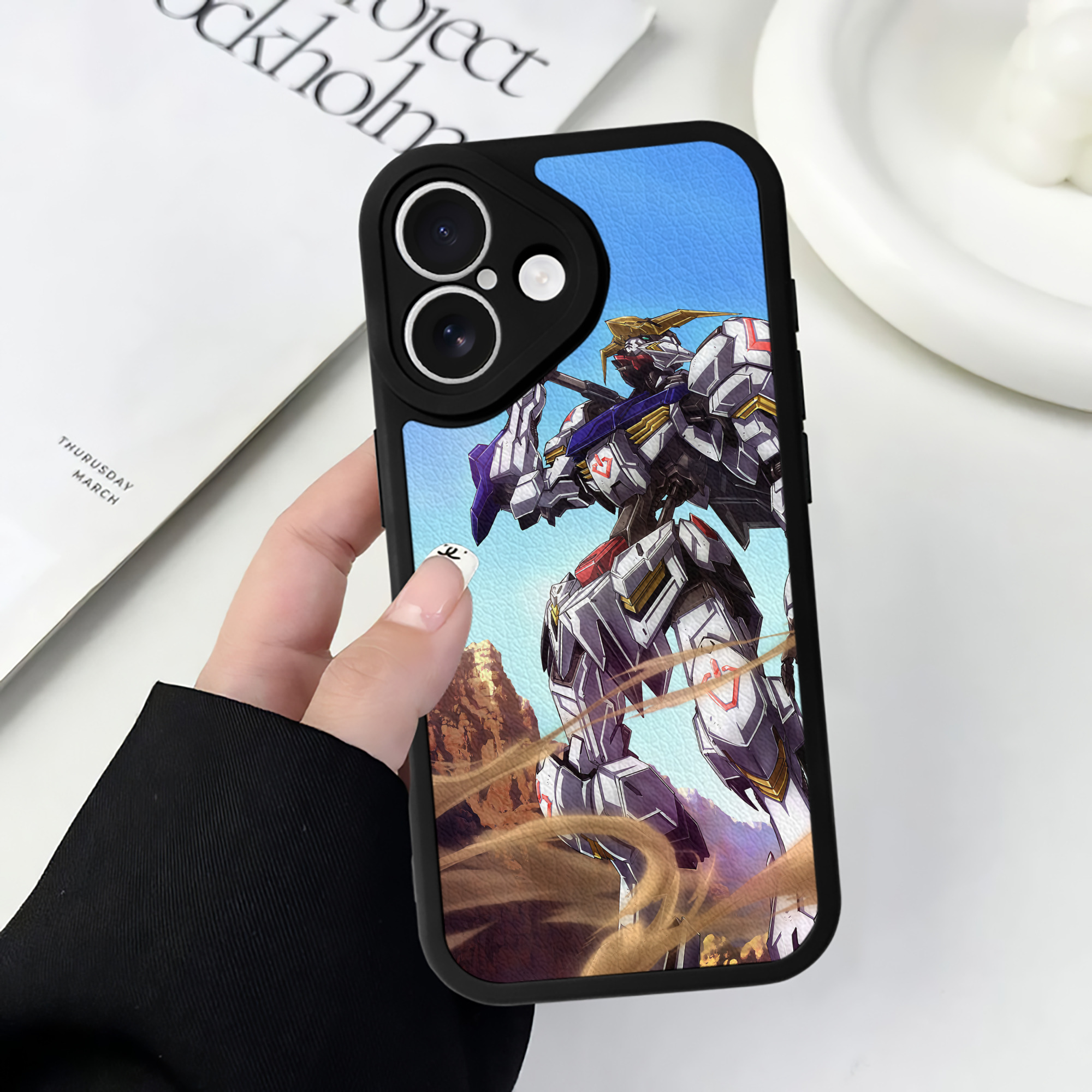 （画像用） 機動戦士ガンダム Mobile Suit Gundam 【iPhone 16シリーズ対応】シリコンスマホケース（レザー調） 材質：シリコン